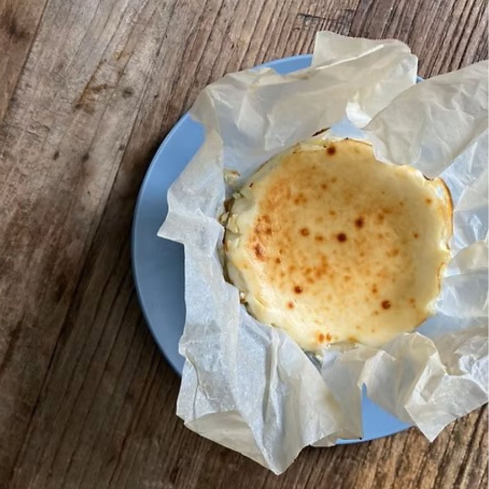芳醇な白いバスクチーズケーキ