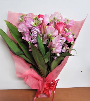 花束(ピンク系)H約60㎝　花材:バラ、カーネーション など:花束